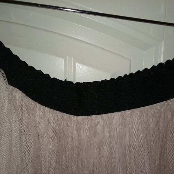 Gorgeous lace skirt with nice lace trim. - Picture 6 of 6